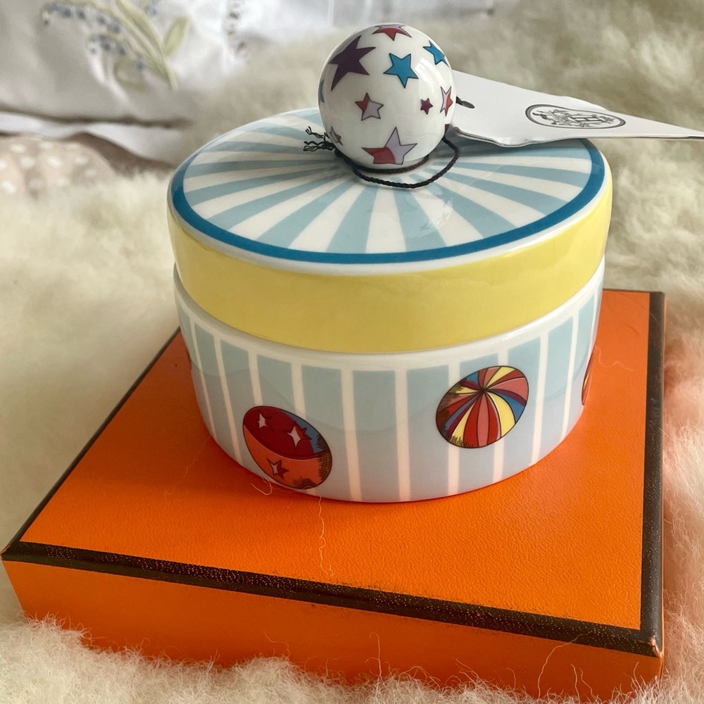 NWT! Hermes ceramic (bone china) round box with the lid circus collection.